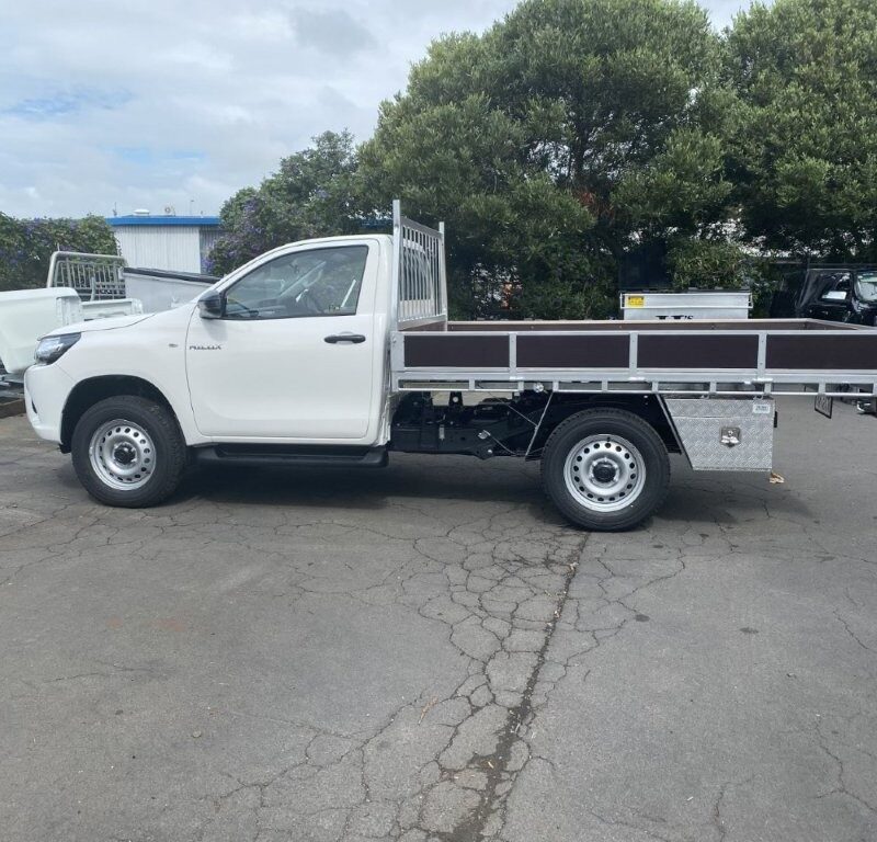 white-hilux-single